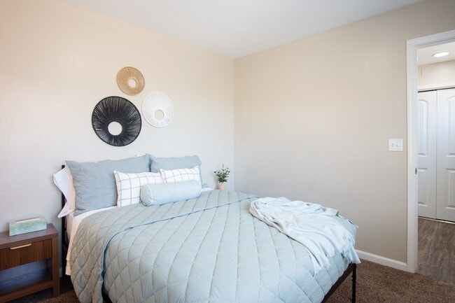 Building Photo - Full Furnished Short or Long-term rental i...