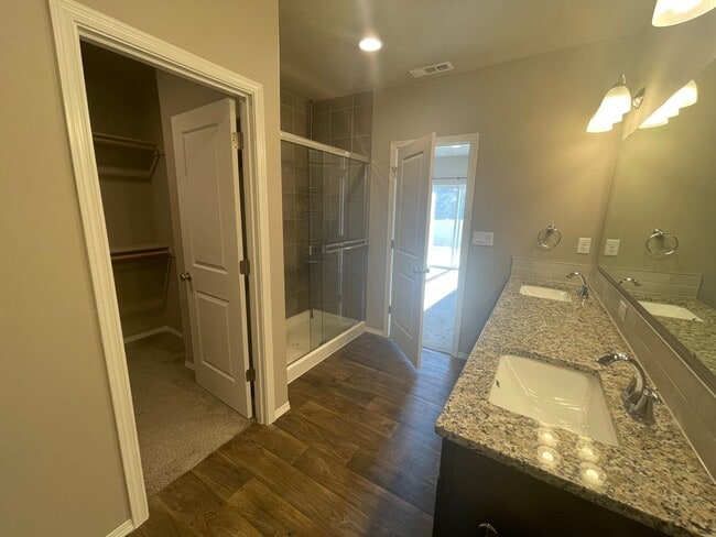 Building Photo - Newer Home in Kennewick, Great Location! Pets welcome!