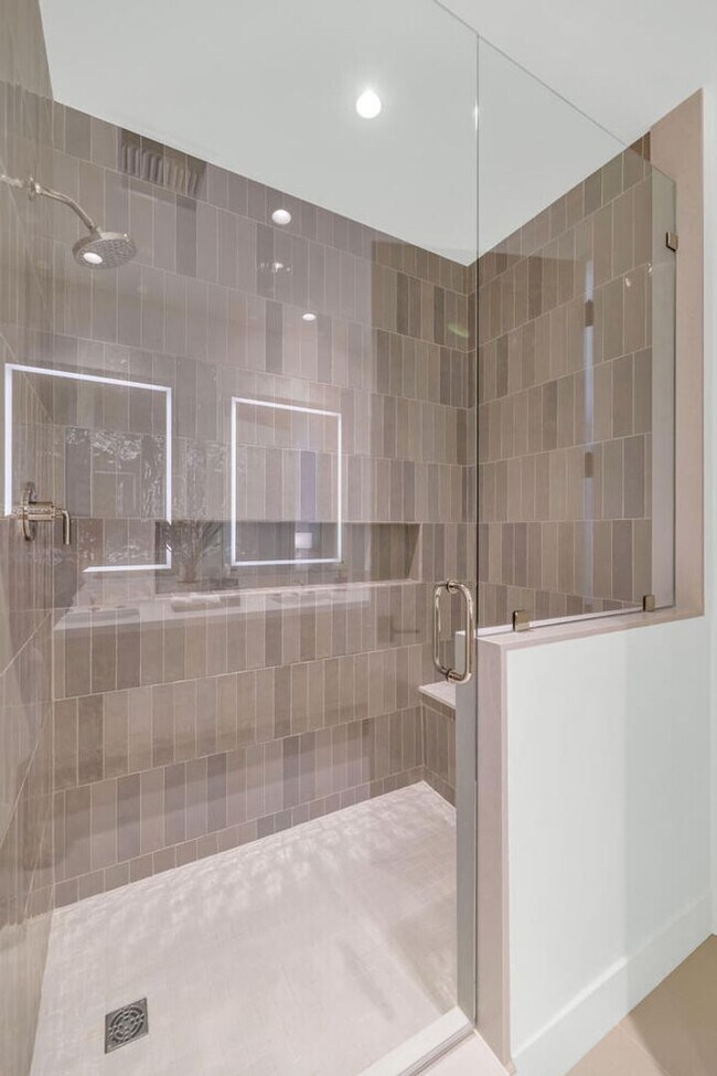 Building Photo - 5000 N Camelback Rdg Dr