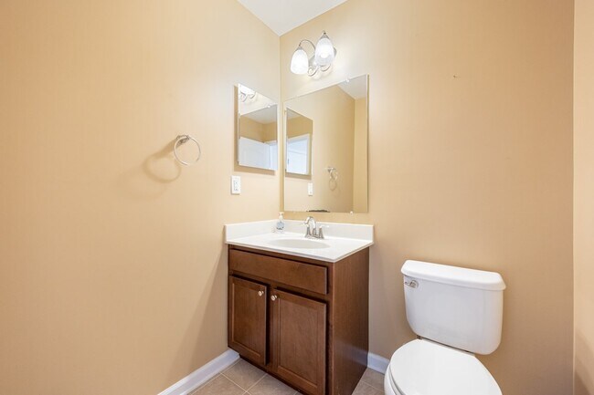 Building Photo - Stunning luxury townhome in the Fieldstone...