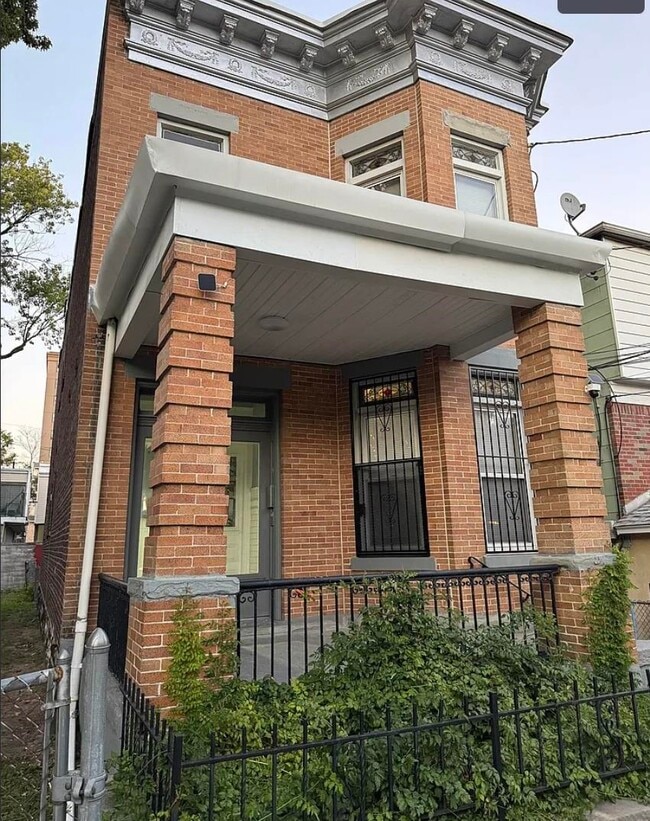 Building Photo - 128 35th St