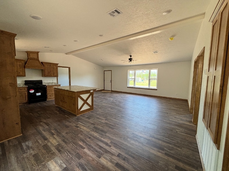 Building Photo - 407 W Adler Ave