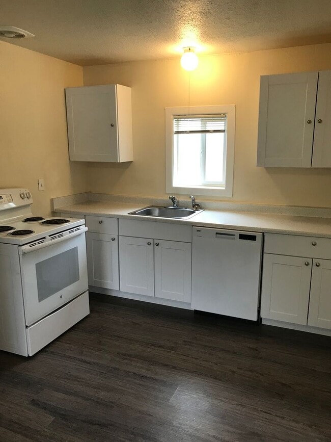 Building Photo - [HUD 1087] 2 Bedroom 2 Bathroom w/ Large Back Yard