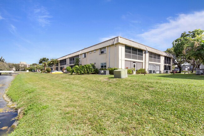 Building Photo - 10821 N Military Trl