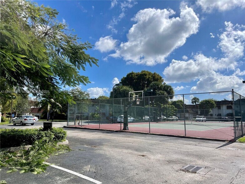Primary Photo - 9456 SW 77th Ave