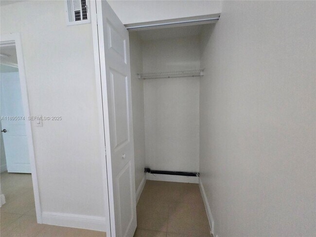 Building Photo - 716 NW 14th Way