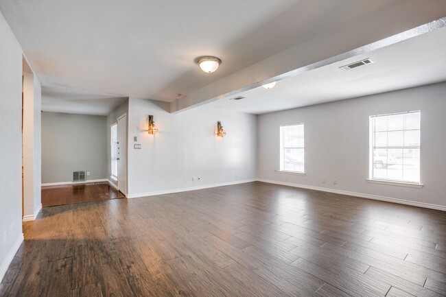 Building Photo - Single Story House in Garland w/ Great Yard Space