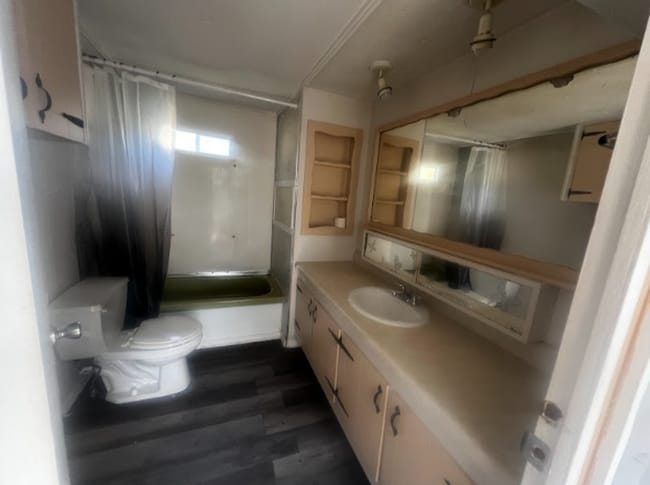 Building Photo - Welcome Home to Silver Lake