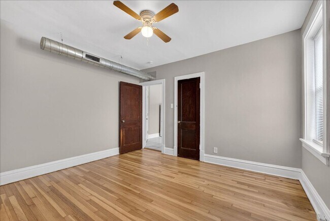 Building Photo - Meryl Wears Prada