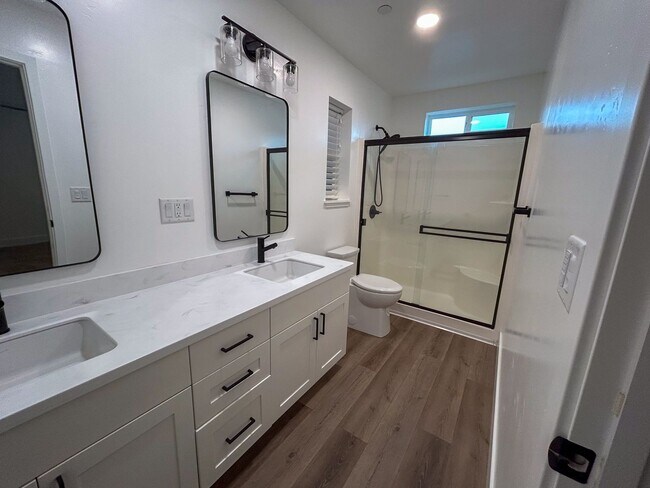 Building Photo - Live Comfortable in a Modern Paradise Home!