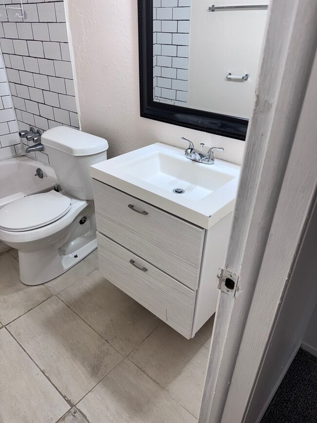 Building Photo - 2 Bedroom 1 Bath Duplex