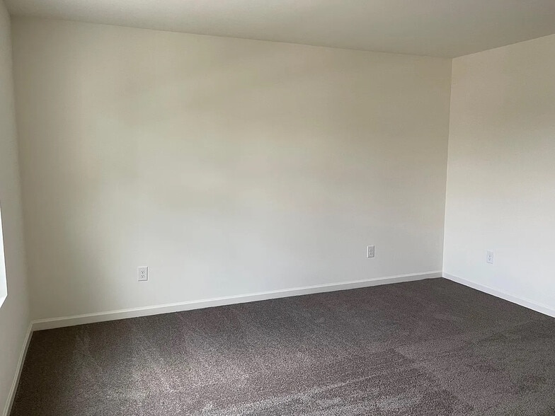 Building Photo - Room in House on Mariners Ct