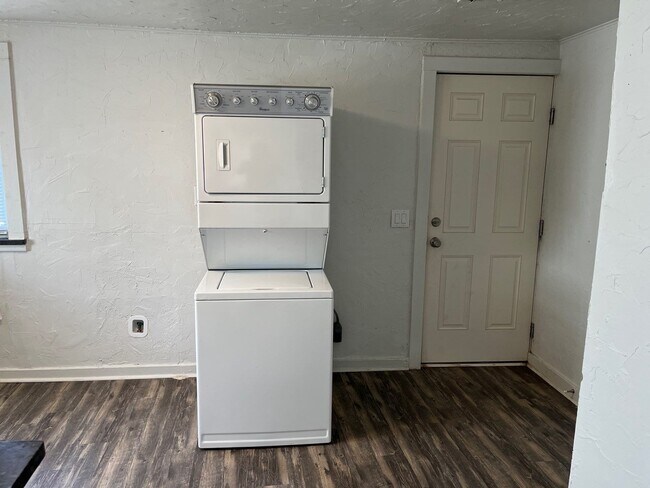 Building Photo - 2912 N Independence Ave