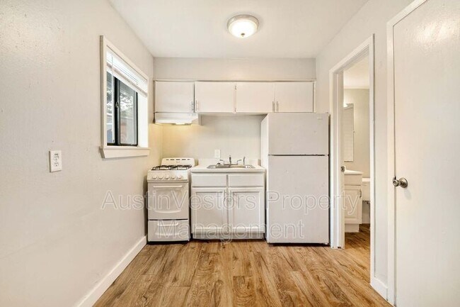 Building Photo - 903 Springdale Rd