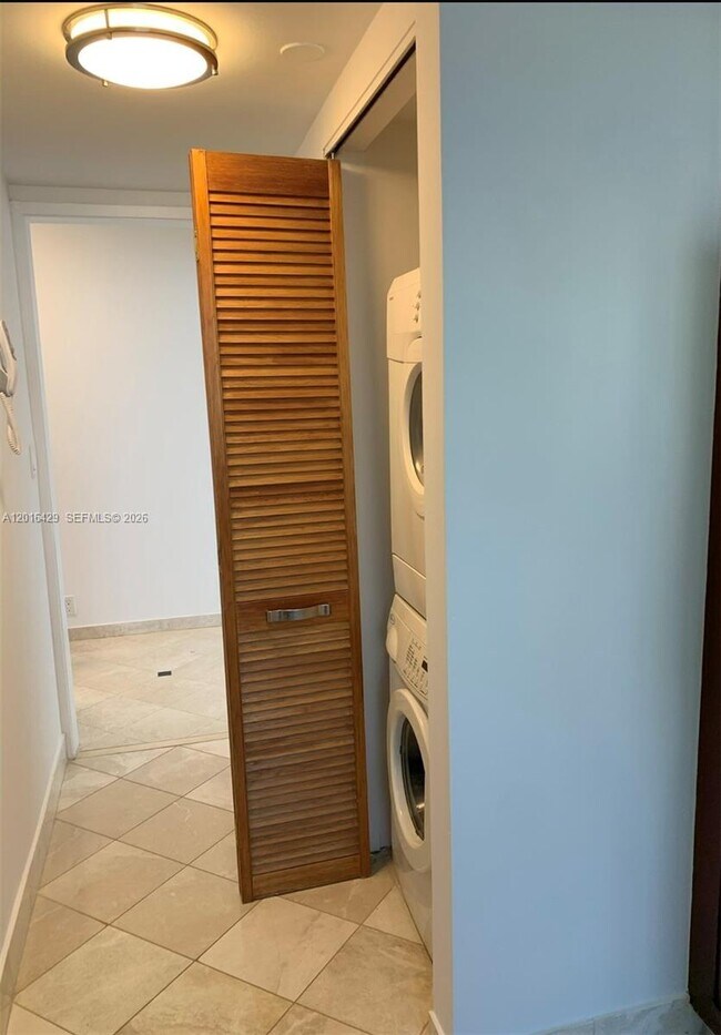 Building Photo - 1541 Brickell Ave