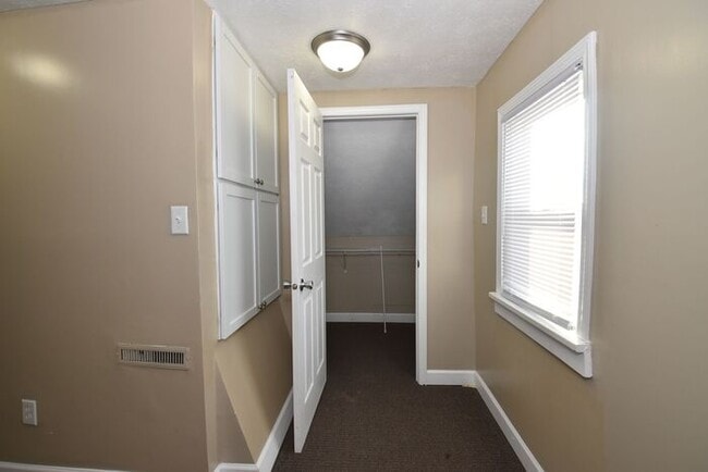 Building Photo - Mishawaka Northside 3 bedroom 1 1/2 story home with 2 bathrooms