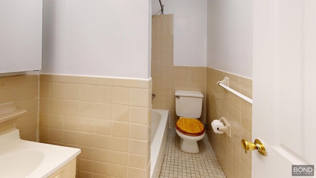 Building Photo - 425 E 65th St