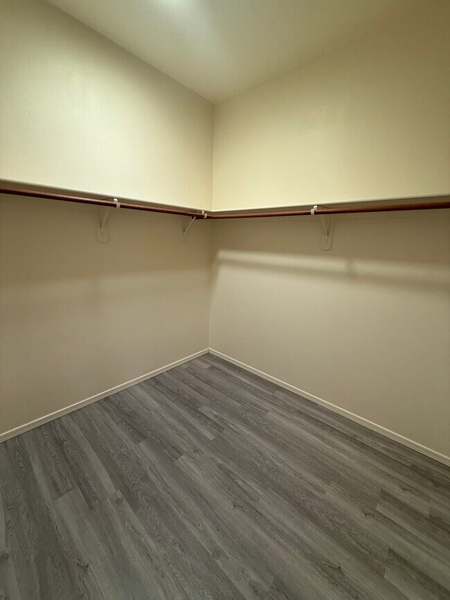 Building Photo - HOUSE FOR RENT