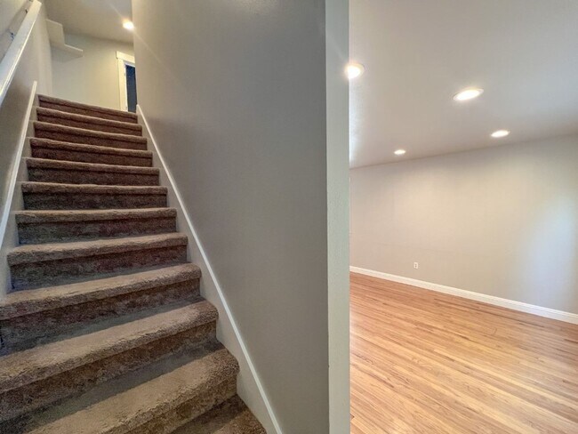 Building Photo - 2Bd/3Ba Seattle Townhouse