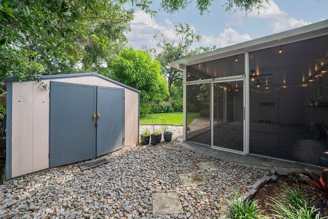Building Photo - Charming and Updated 2/2 Home in Colonial ...