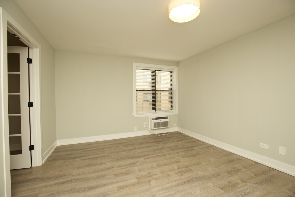 Building Photo - 509 W Barry Ave