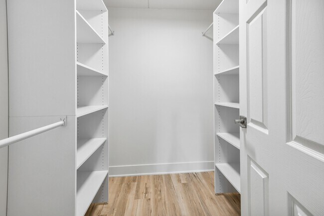 Building Photo - Modern 1 Bedroom Apartments | Recently Renovated | Pet Friendly | Prime Location