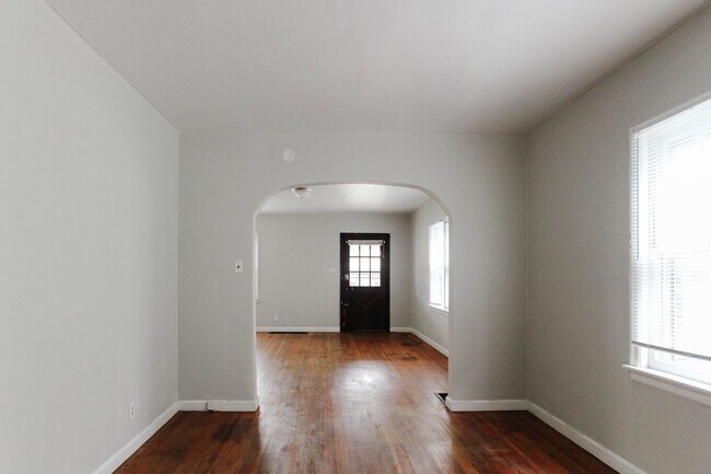 Building Photo - PRELEASING for AUGUST! Close to Campus: In...