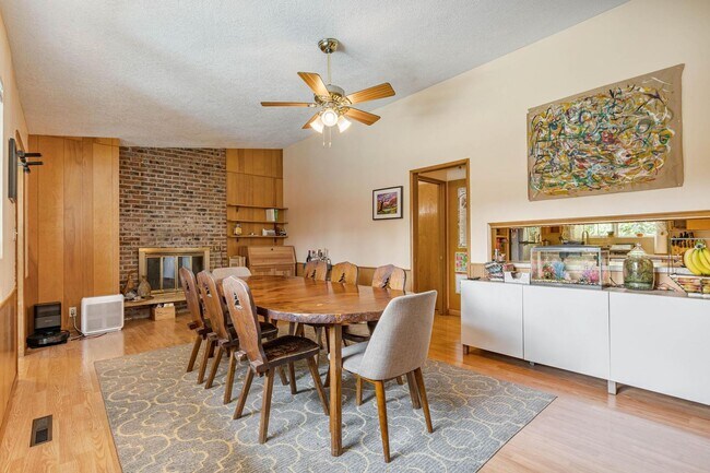 Building Photo - Charming 3-bdrm/2-bath Mid-Century ranch—A...