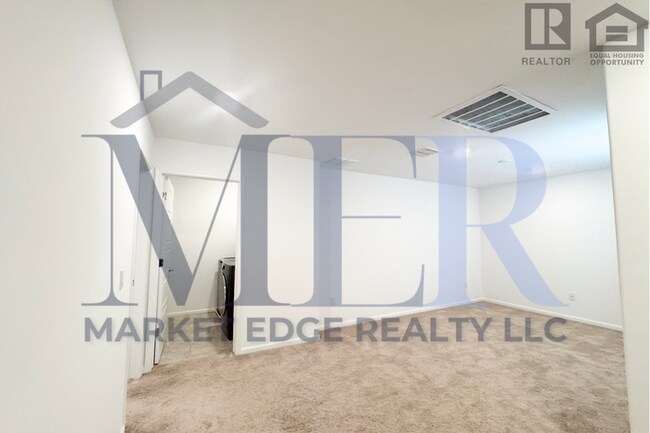Building Photo - 4Bed/4Bath House w/2 Car Gar in Tucson! $1...
