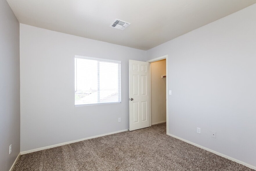 Building Photo - 22807 W Gardenia Dr