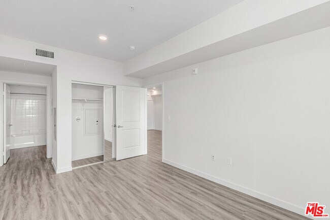 Building Photo - 3567 Chesapeake Ave