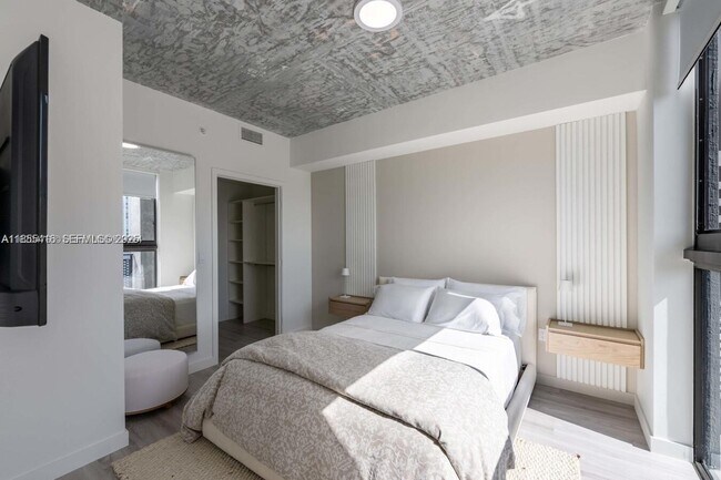 Building Photo - 23 NE 17th Ter