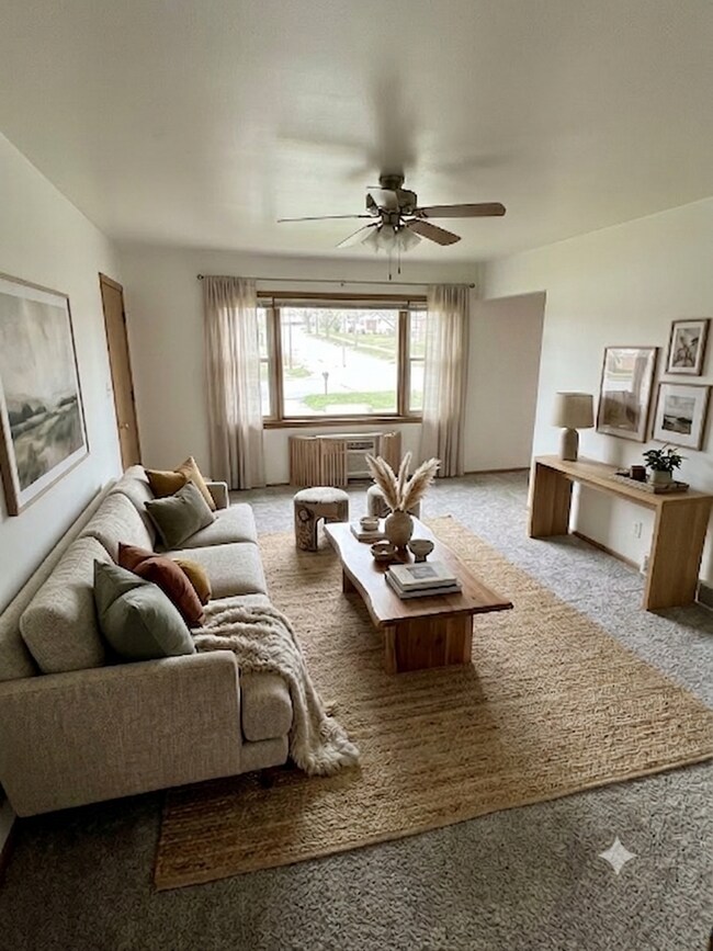 Building Photo - Charming & Bright 2-Bedroom Apartment in Milwaukee's Fairview Neighborhood!