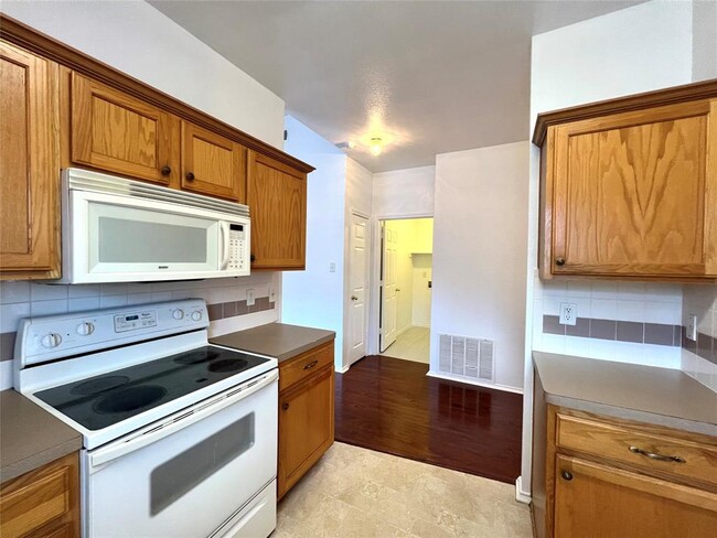 Building Photo - 1211 Saddle Dr