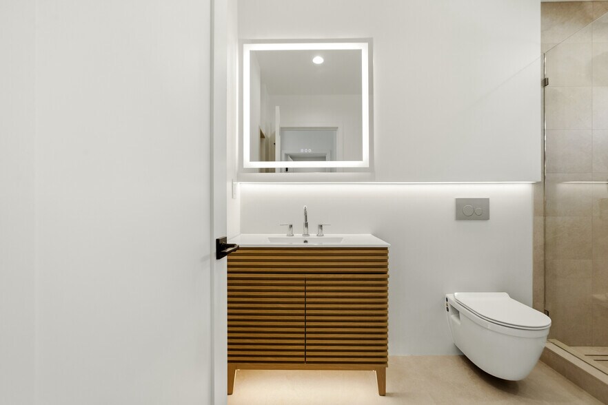 Building Photo - 7314 Fallbrook Ave