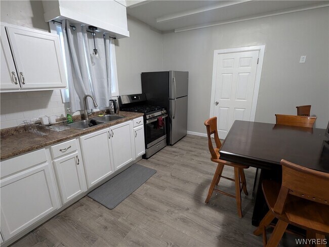 Building Photo - 102 17th St