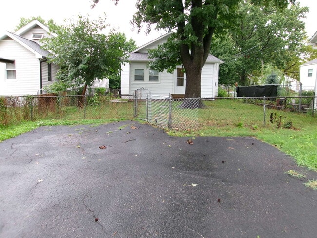 Building Photo - Charming & Updated Home Ready for Move-In
