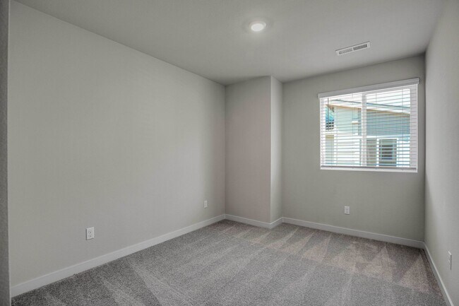 Building Photo - MODERN TIGARD TOWNHOME | ATTACHED 2-CAR GARAGE | FIREPLACE | PRIME LOCATION