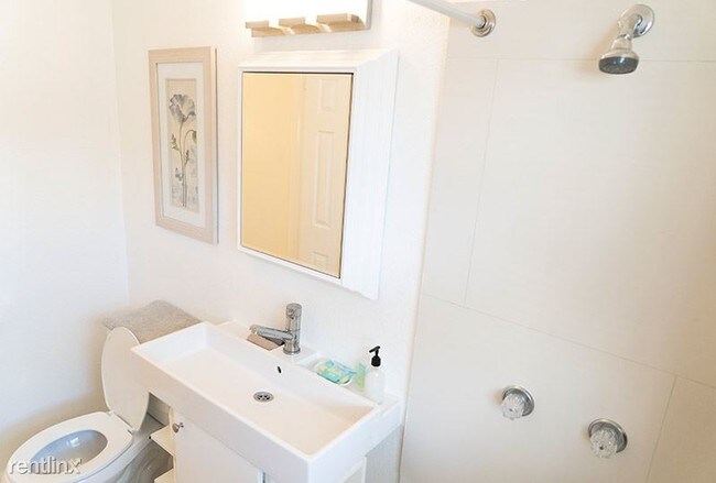 Building Photo - Studio, 1 bath  - 4605 N Ocean Dr