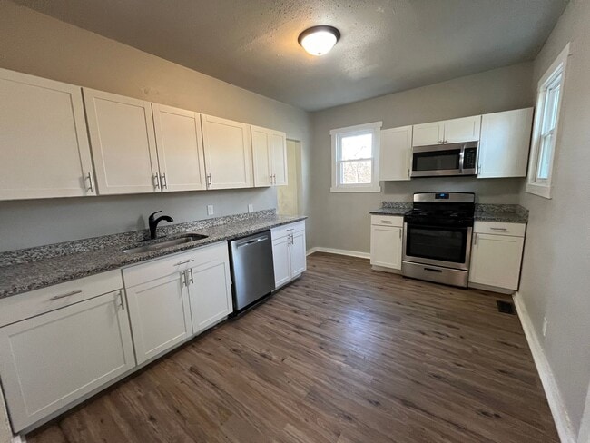 Building Photo - Updated 3bed 2bath