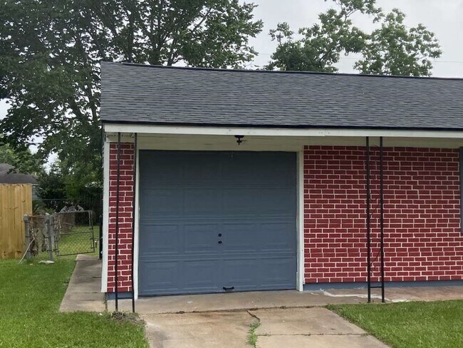 Building Photo - 5715 Belmark St