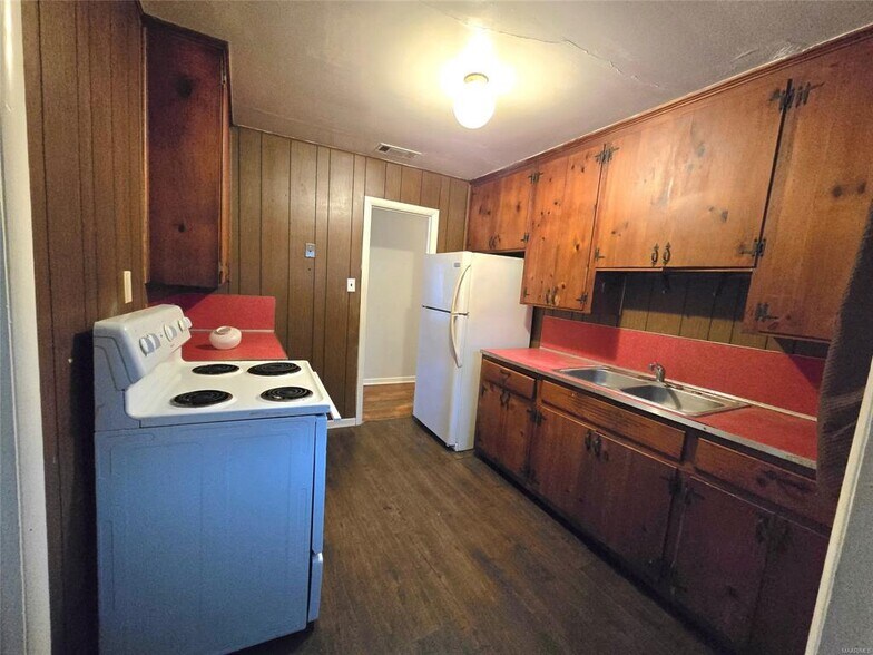 Building Photo - 2205 E 5th St