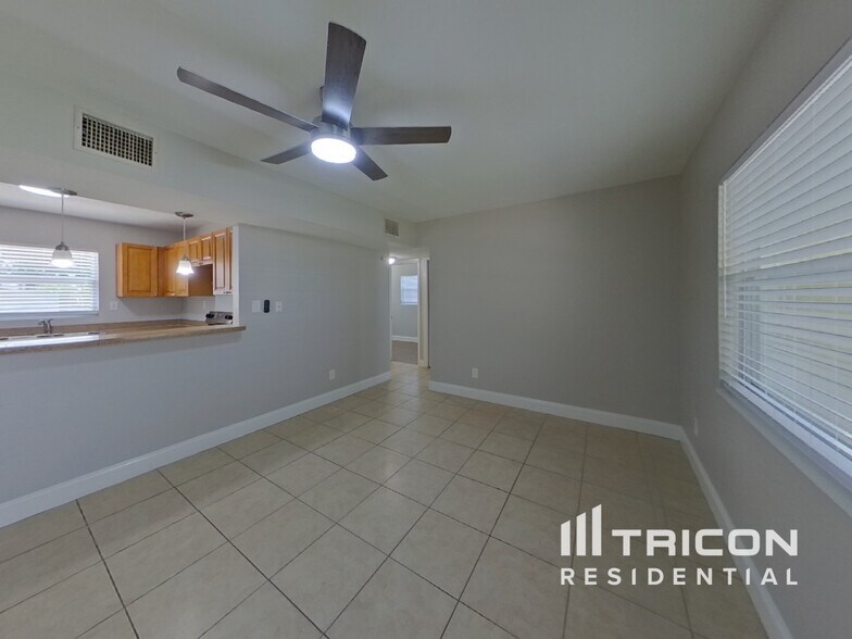 Building Photo - 5151 Flamingo Dr N