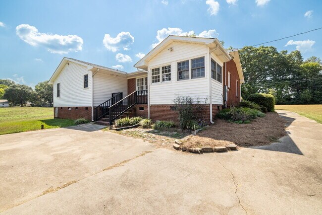 Building Photo - 3691 Lesslie Hwy