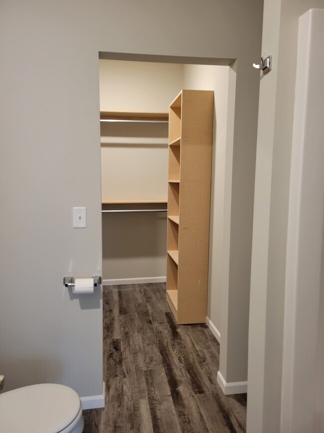 Building Photo - 1309 N Azena St