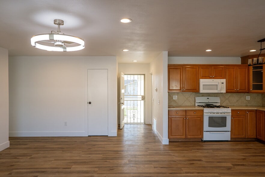 front entrance - 1602 Heron Ct