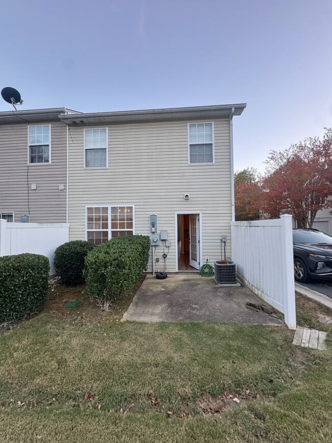 Building Photo - 3BR Townhome • In-Unit W/D • Trash Included in Fort Mill