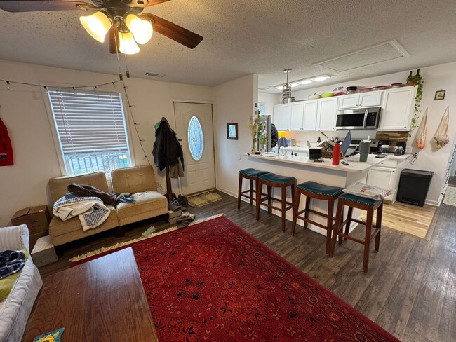 Building Photo - Charming 3 bed/2bath Cottage!