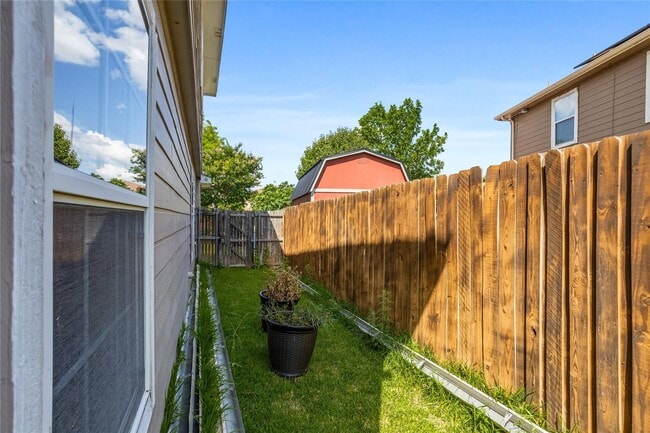 Building Photo - Spacious 3 Bedroom, 2.5 Bath Home Ready fo...
