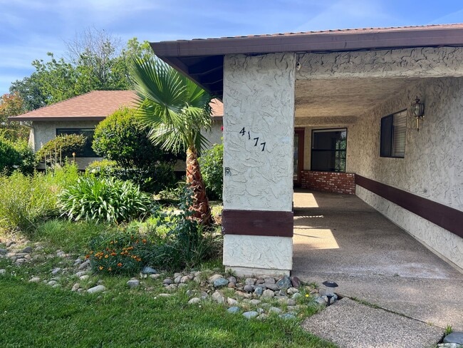Building Photo - Beautiful Updated West Redding Home!
